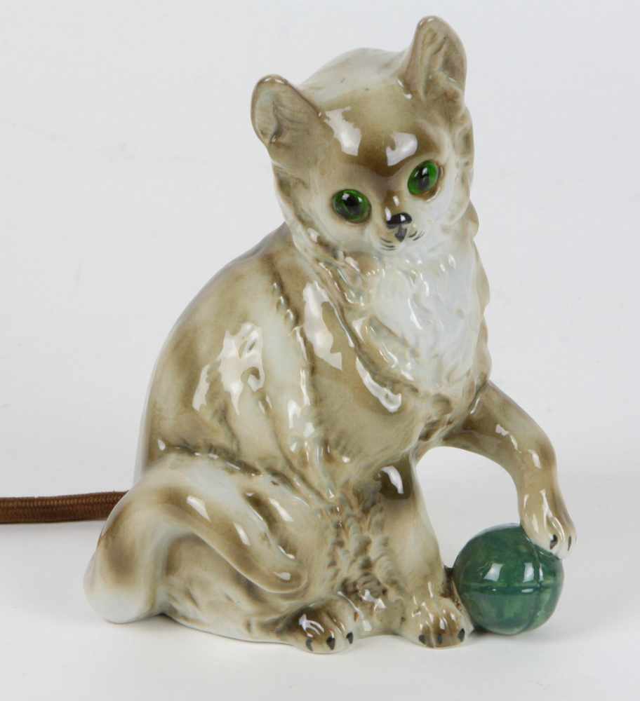 Rauchverzehrer Katze Porzellan ungemartk, naturalistisch ausgeformte u. unterglasur bemalte Katze
