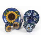 Römhild Keramik *Sonnenblume* u.a. Keramik teils mit Klebeetikett *Töpferhof Keramik Handarbeit