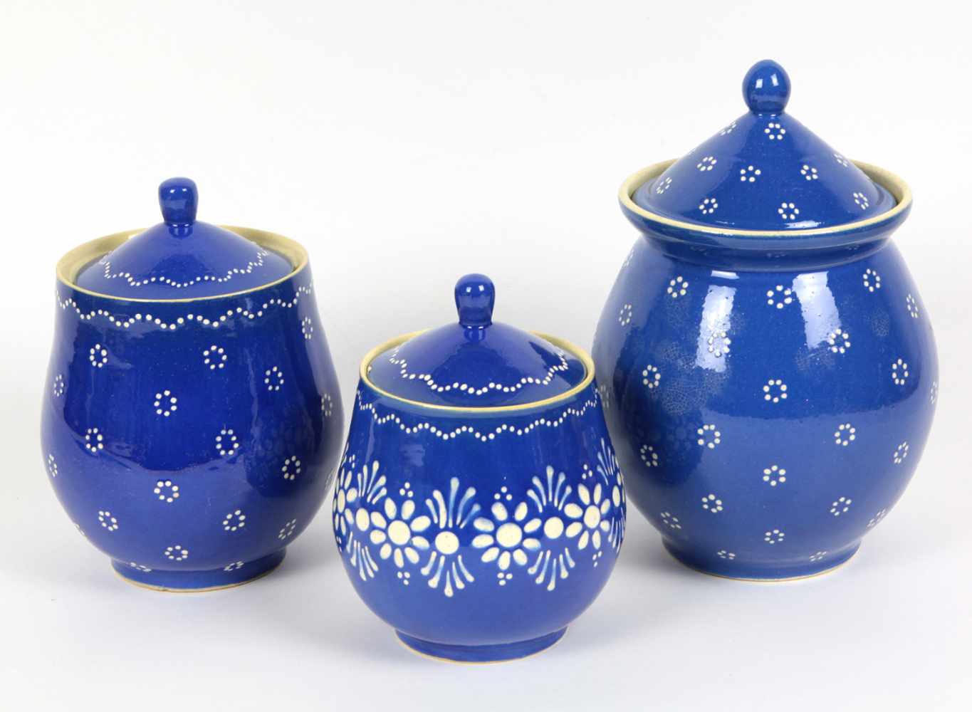 3 Deckelgefäße Bürgel Keramik mit klaasichem weißem Punkt- u. Floraldekor auf blau glasiertem Grund,
