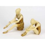 2 Figurinen elfenbeinfarbener goldstaffierter Kunstguß, gemarkt O. Tupton, 2 Ballerinas sitzend