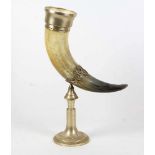 Trinkhorn großes Trinkgefäß aus Horn in gedrehter Form, mit breitem Metallrand sowie Floralhalterung