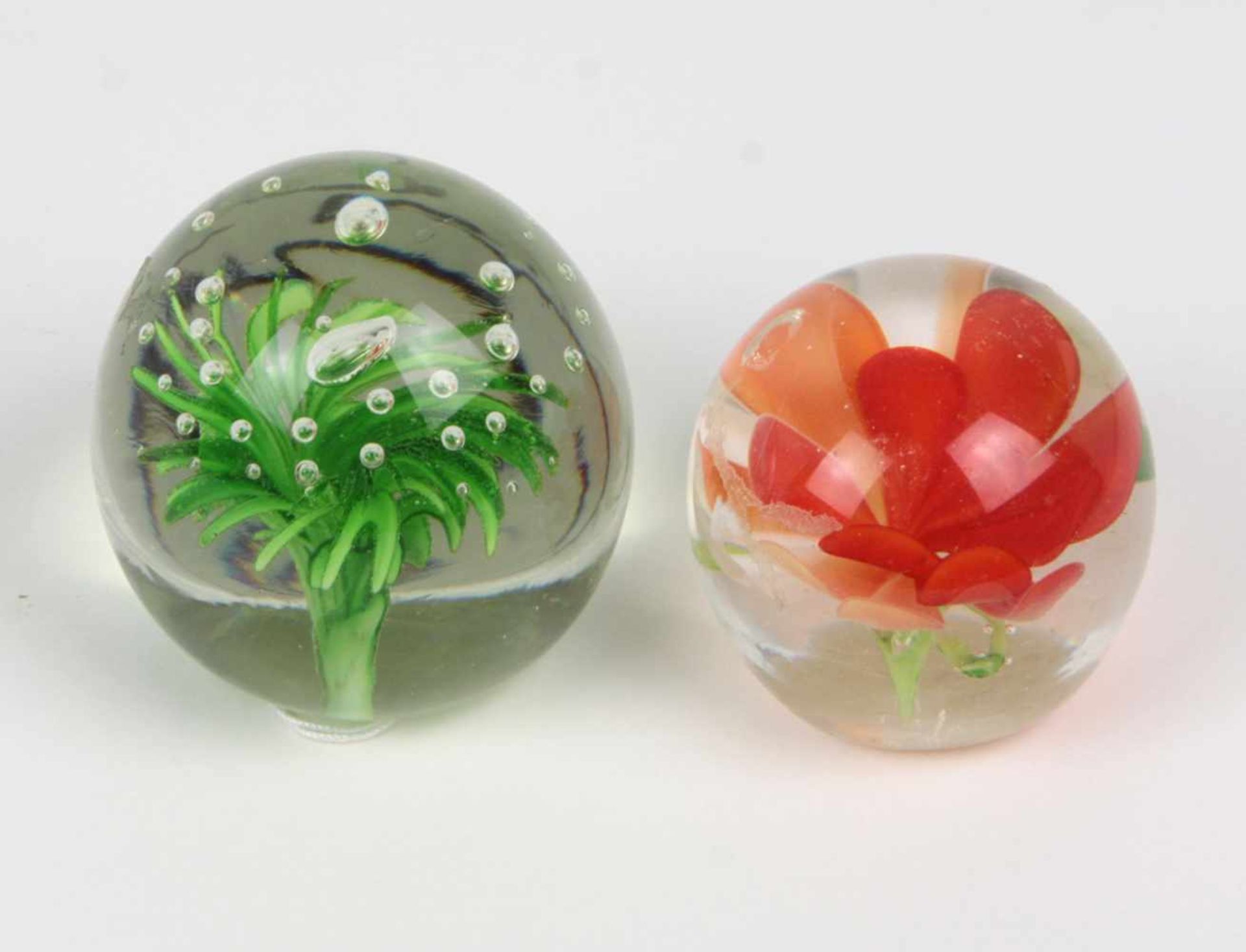 2 kleine Paperweights farbloses Kristallglas in Kugelform mundgeblasen, kleiner plan geschnittener