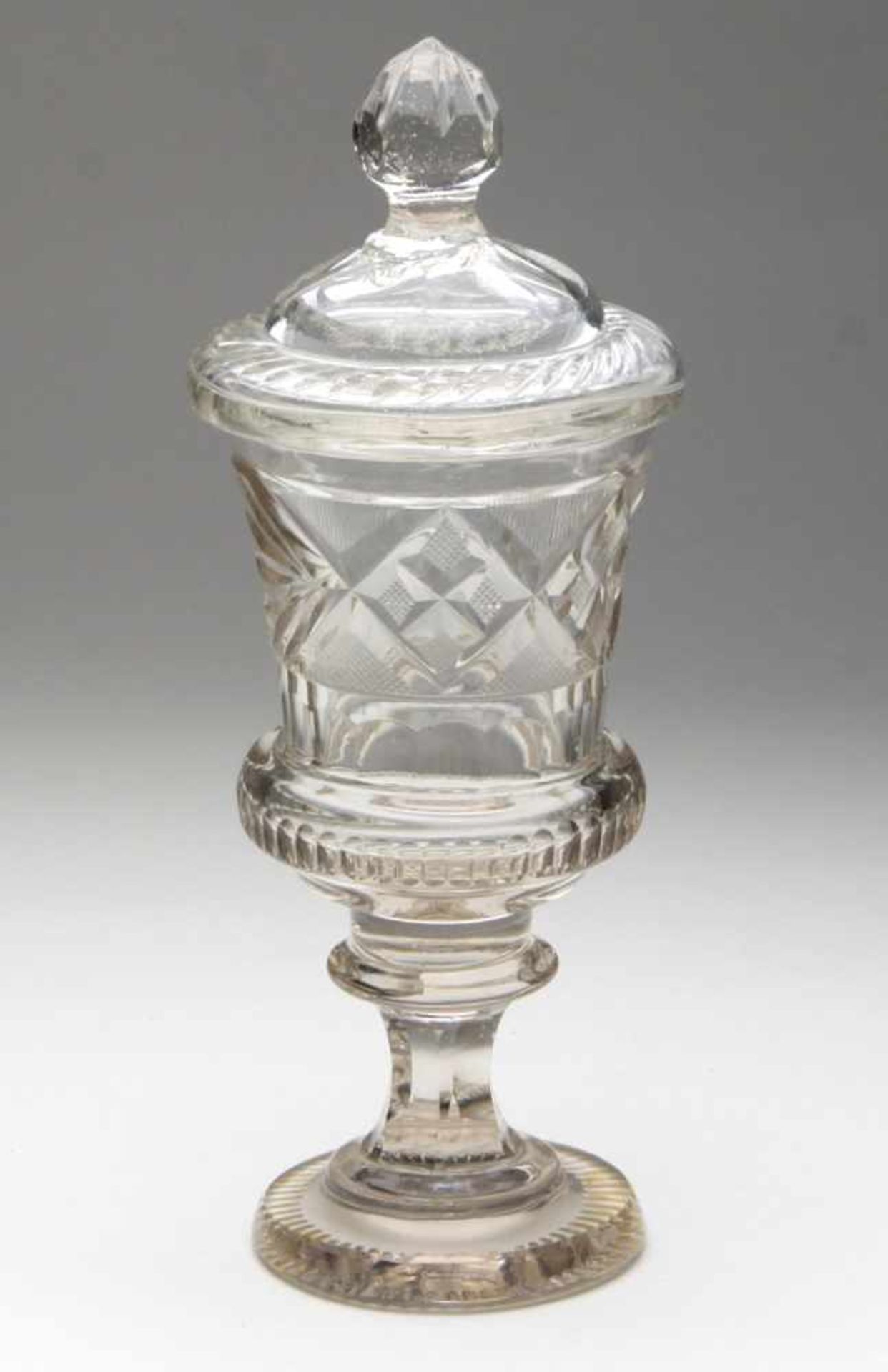 Deckelpokal um 1850 farbloses Kristallglas mundgeblasen u. von Hand beschliffen, Boden gekugelt,