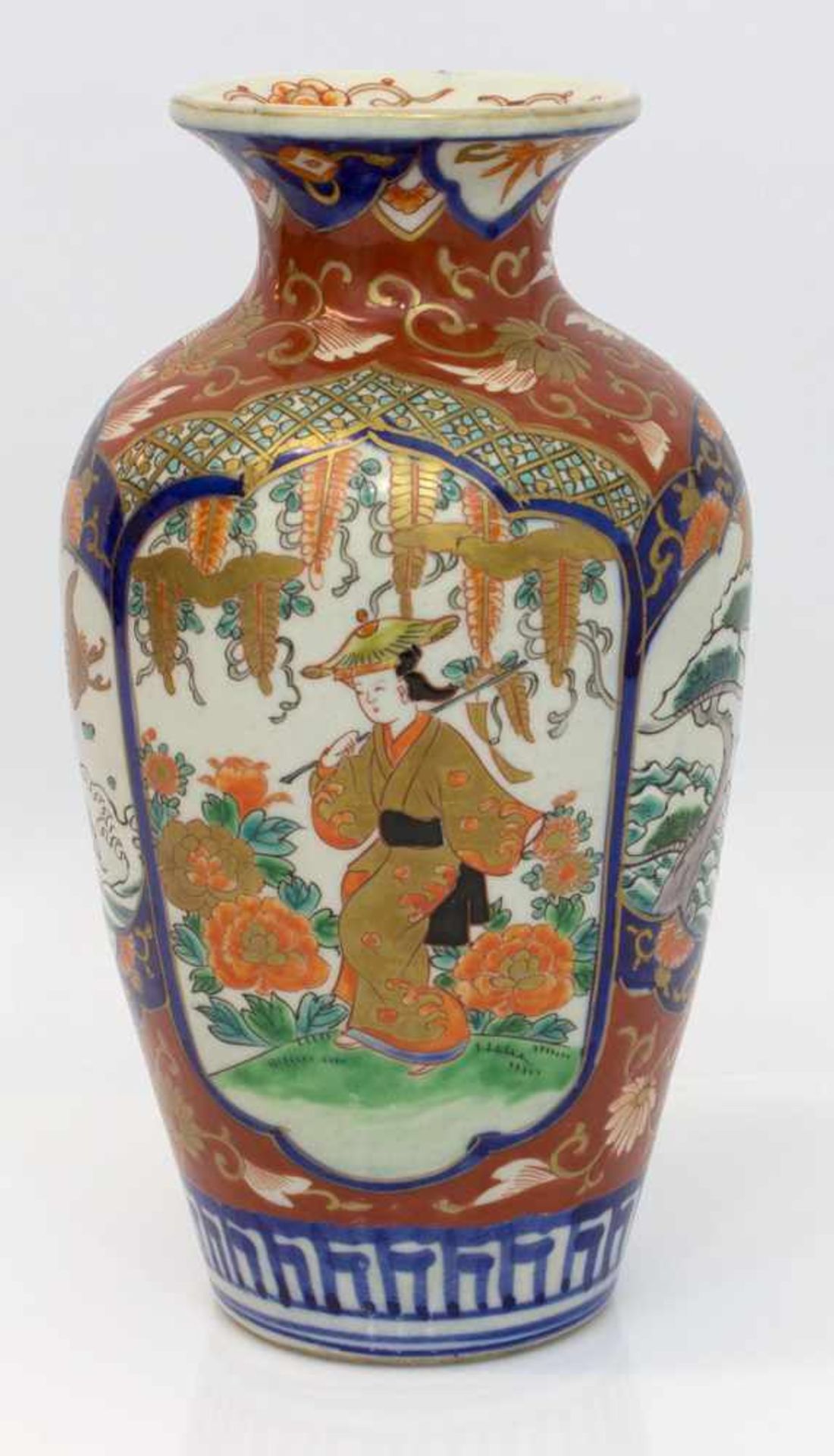 Chinesische Tischvase um 1930er Jahre, Keramik mit reicher Handmalerei, eingezogene Schulter u.