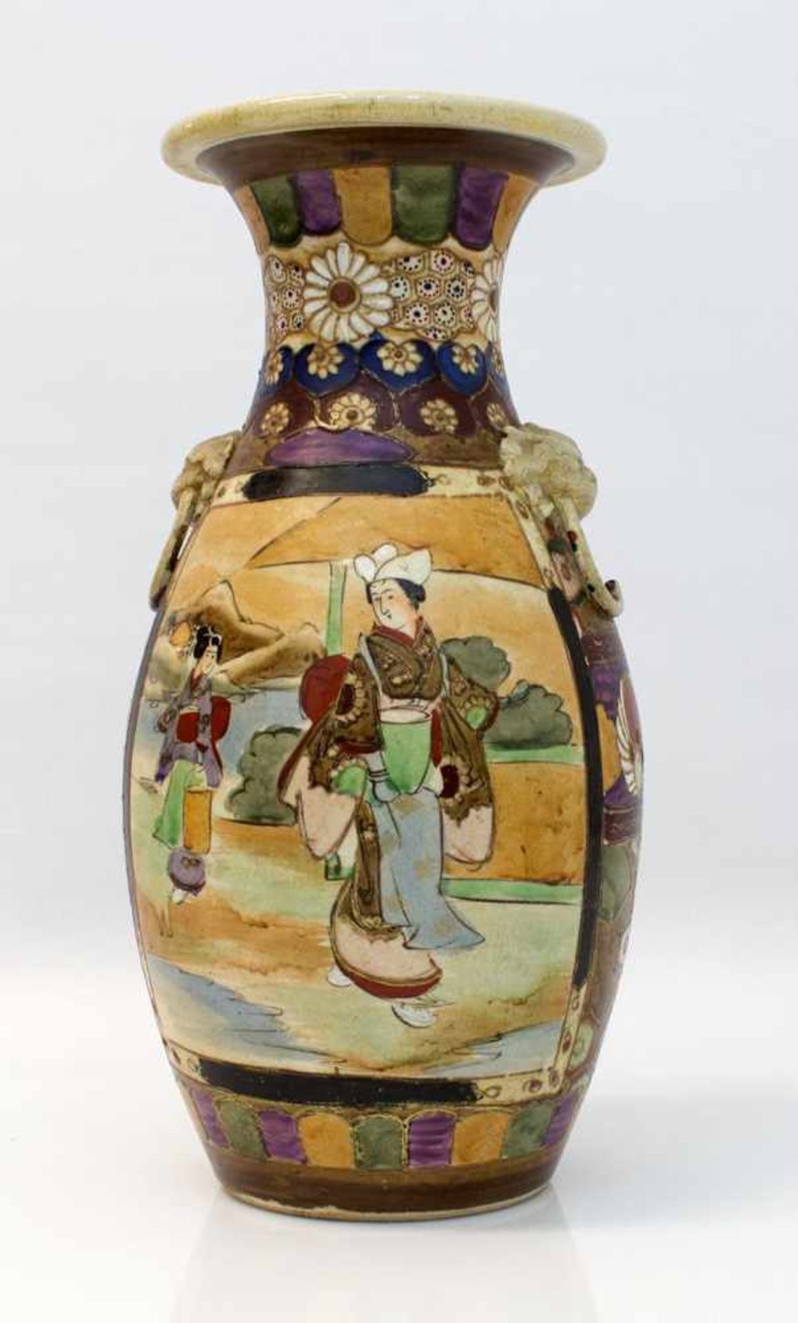 Japanische Vase Japan, nach 1900, Keramik, geschnittener u. handgemalter Dekor, Darstellung eines - Bild 2 aus 2