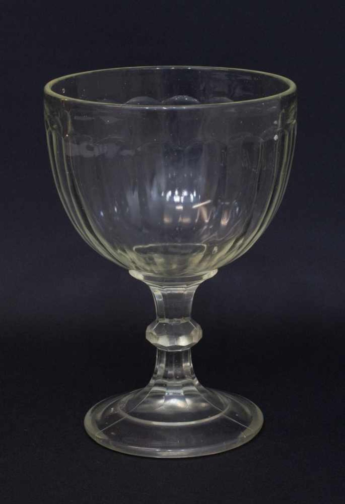 Berliner Weiße Glas um 1900, Preßglas mit facettierter Wandung, 0,3 Liter Eichmaß, H. 20 cm