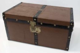 Offizierskoffer I. WK, Sperrholz mit Leinen bespannt, mit Metallbändern versteift, Original