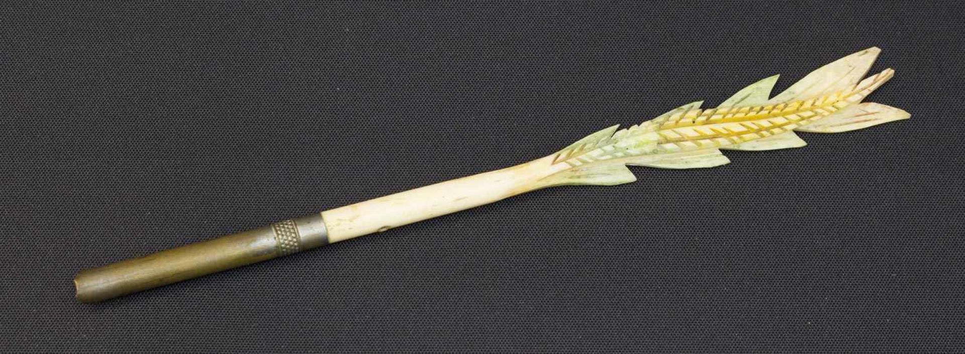 Federhalter Mitte 19. Jh., Bein beschnitzter Griff in Form eines Palmwedels mit Metallmanschette, L.