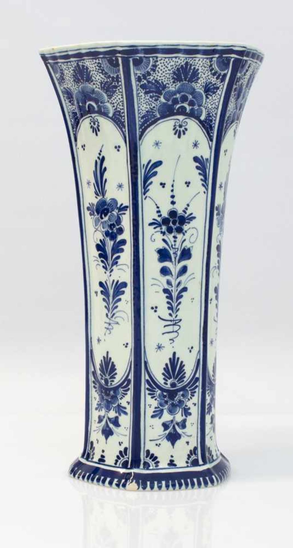 Delfter Vase Fayencemanufaktur Delft um 1920er Jahre, 6passige Fayence mit kobaltblauem,