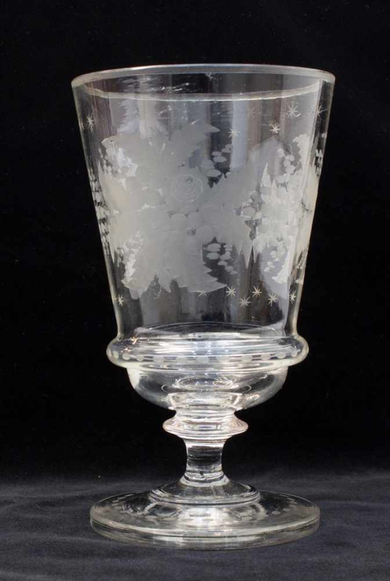Weinkelch um 1900, Klarglas mit handschgeschliffenem Blütendekor, H. 14 cm