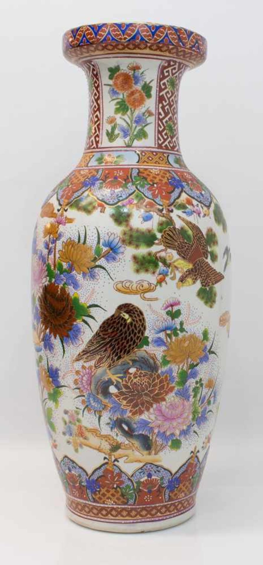 Bodenvase China 20. Jh., Replik einer Ming-Vase, handbemalt, am Boden gemarkt, H. 61 cm Ein normaler