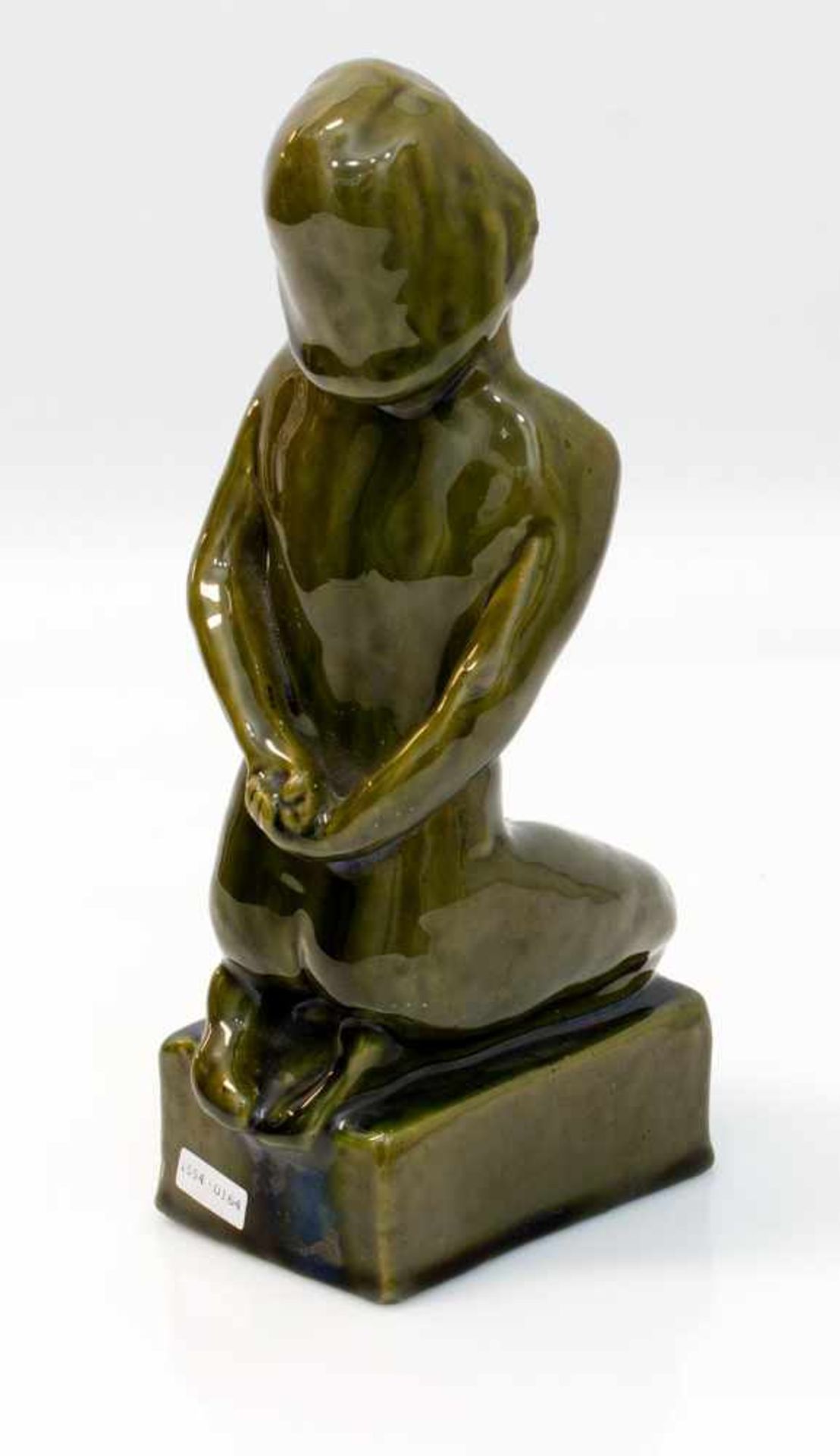 Monogrammist VG (Bildhauer u. Modelleur des 20. Jh.) Weiblicher Akt Keramik, grün glasiert, H. 22 - Bild 2 aus 3