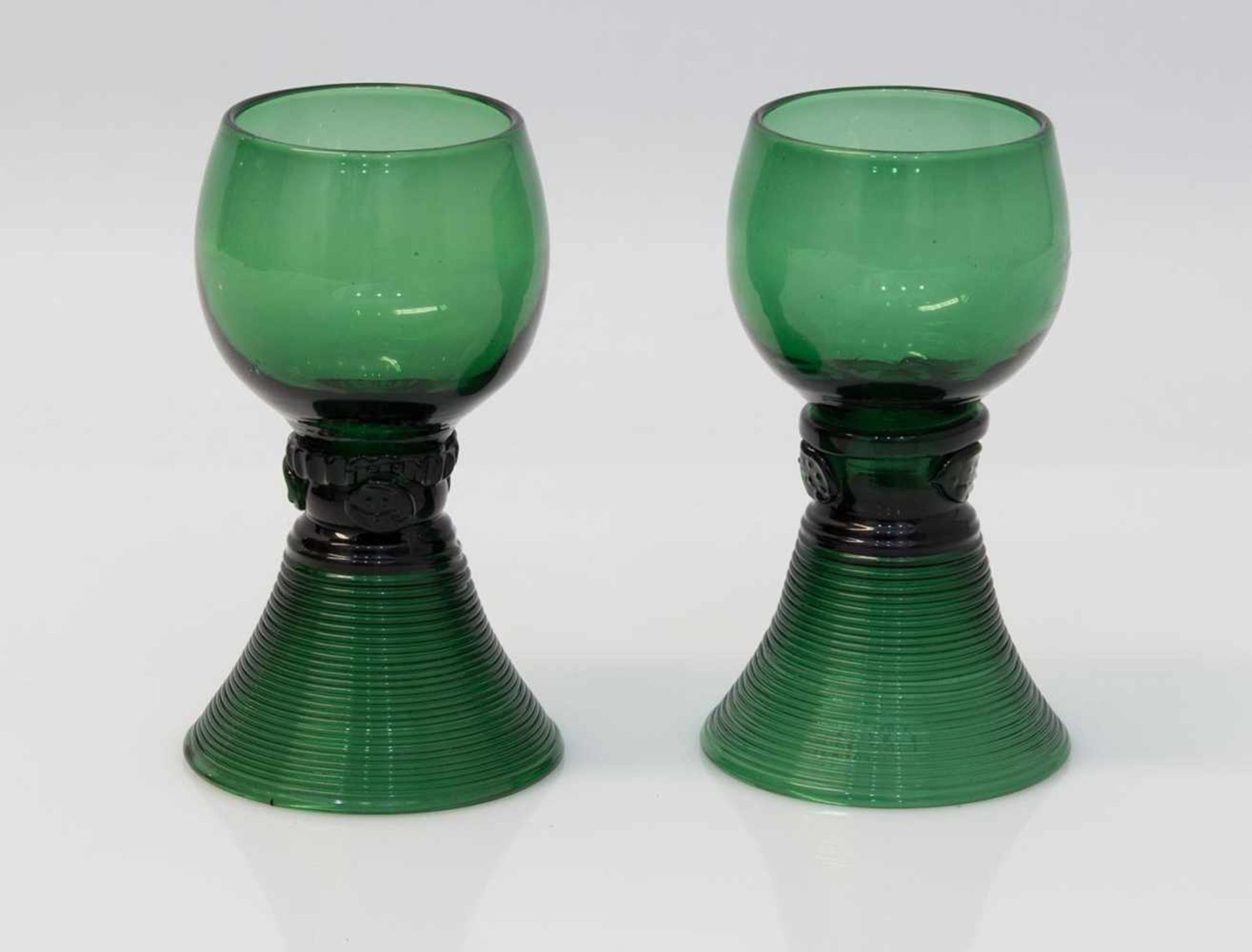 Paar Römer Villeroy & Boch um 1870, Grünglas mit ausgestelltem Glasfadenfuß, am Schaft Beerennuppen,