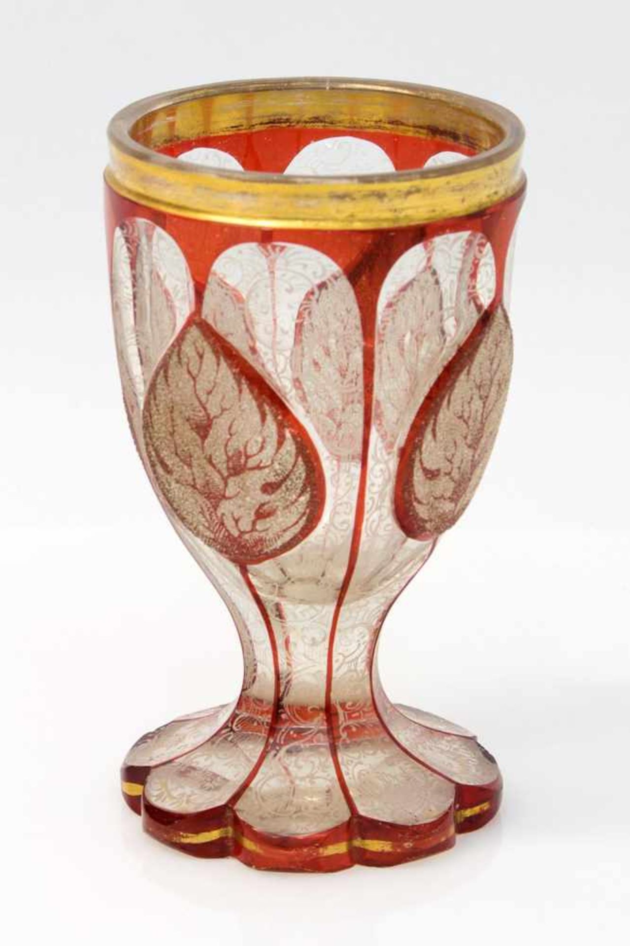 Biedermeierbecher Böhmen um 1850, handgeschnittenes Klarglas, mit Rotätze überfangen, Facetten reich