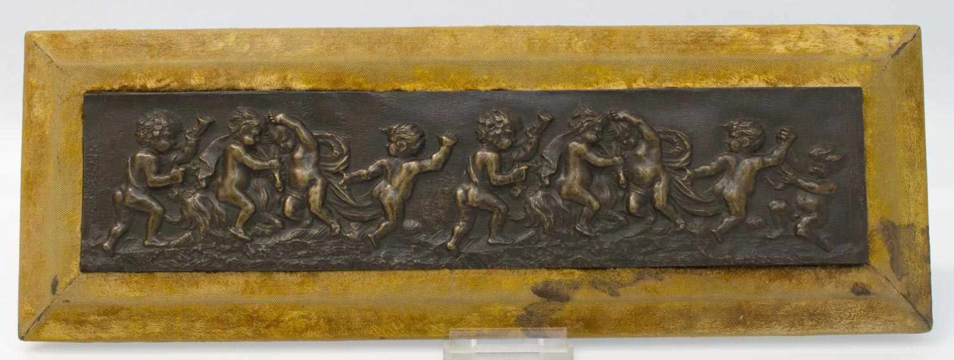 Bronzerelief 2. Hälfte 19. Jh., tanzende Putti, im Samtrahmen , 15 x 42 cm