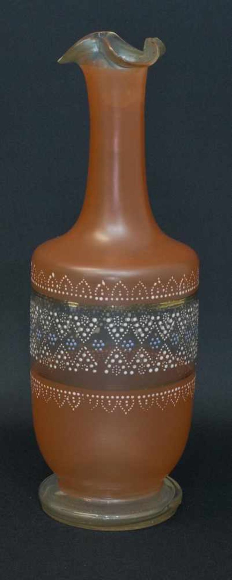 Vase um 1900, Klarglas, farbig überfangen, mit handgemaltem Dekor im Stil der Zeit, gekniffter Rand,