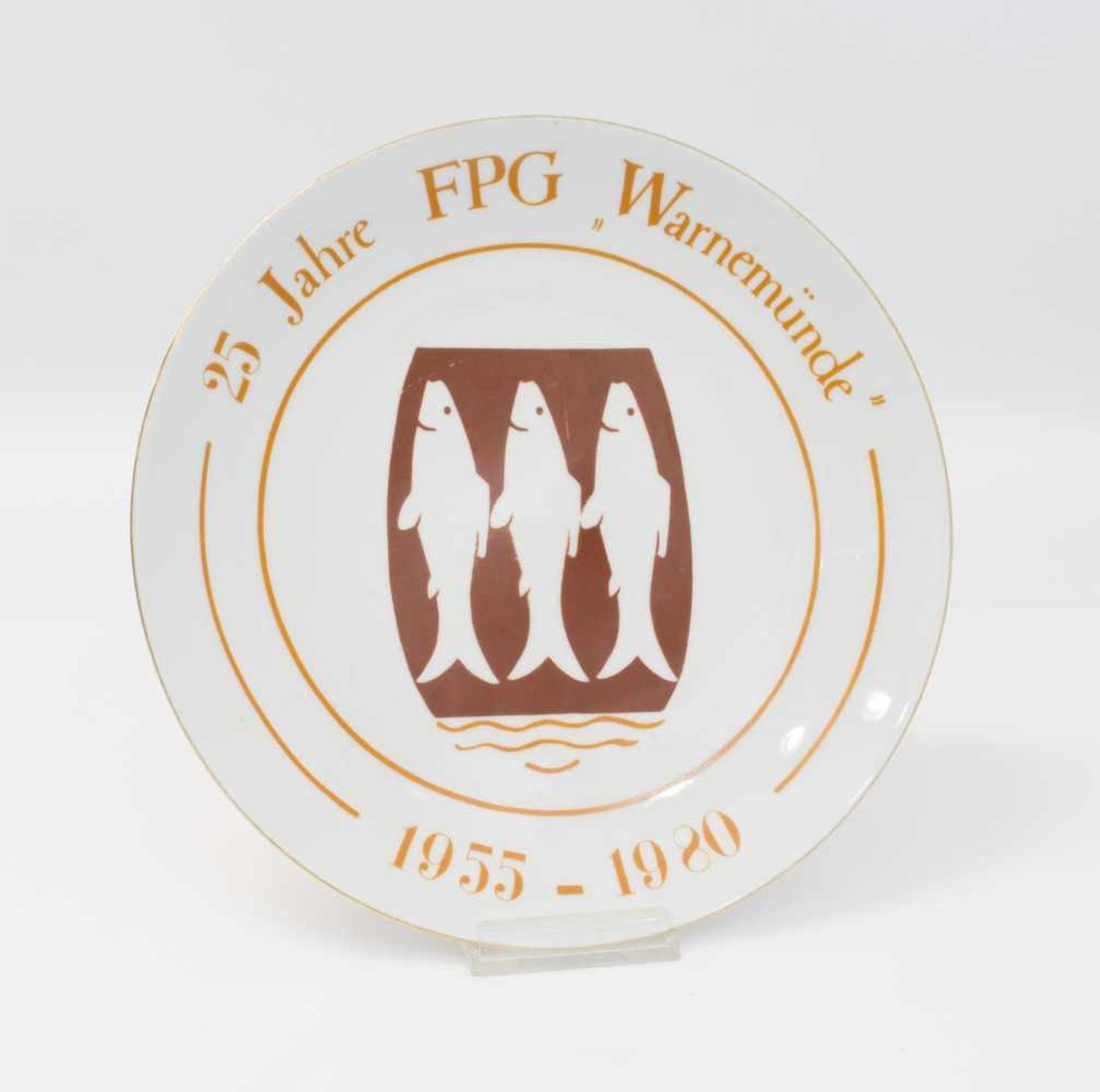 Gedenkteller "25 Jahre FPG "Warnemünde 1955-1980", (Fischproduktionsgenossenschaft), D. 23 cm