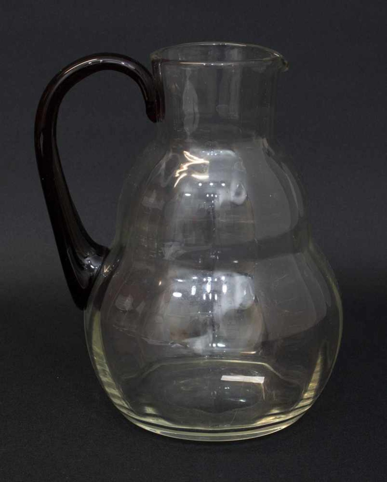Wasserkrug um 1900, Klarglas mit braunem angesetztem Henkel, ausgemugelter Abriss, H. 19 cm