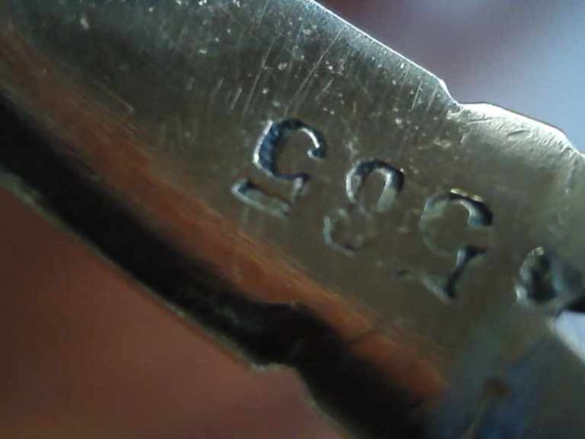 Damenring 585er RG, 2,9 g, runder durchbrochener Ringkopf mit geschliffenen Granaten besetzt, RG 53 - Image 2 of 2