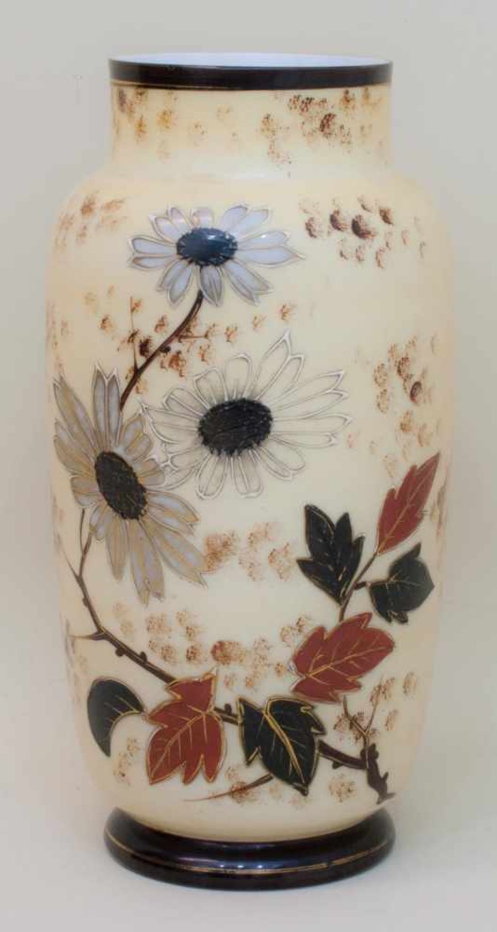 Tischvase Chinoiserie um 1905, Milchglasvase, beige überfangen mit polychromer Blumenmalerei im