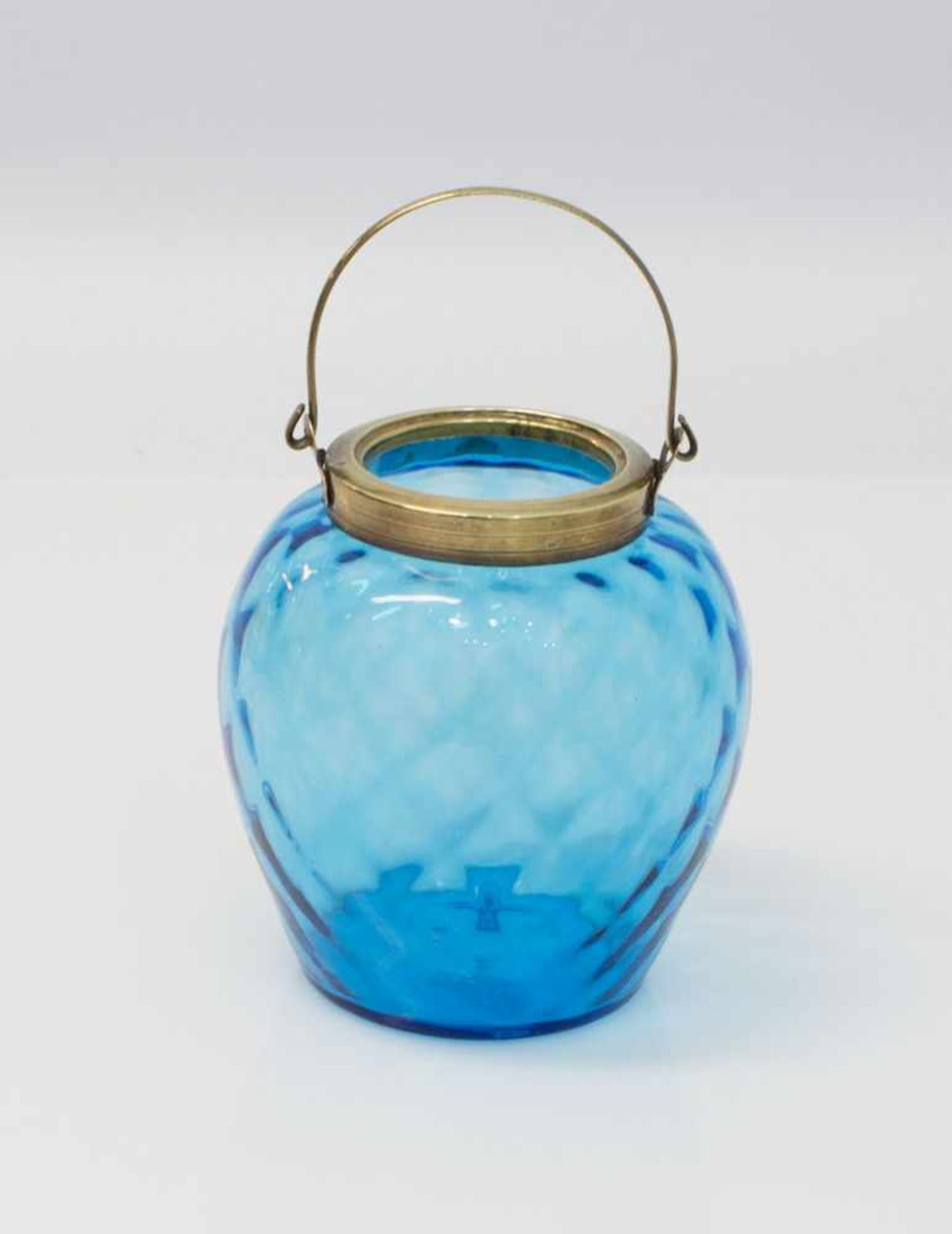 Jugendstil Konfektkorb um 1900, eingefärbtes, wabenartiges Blauglas, Metallmontierung mit Henkel, H.