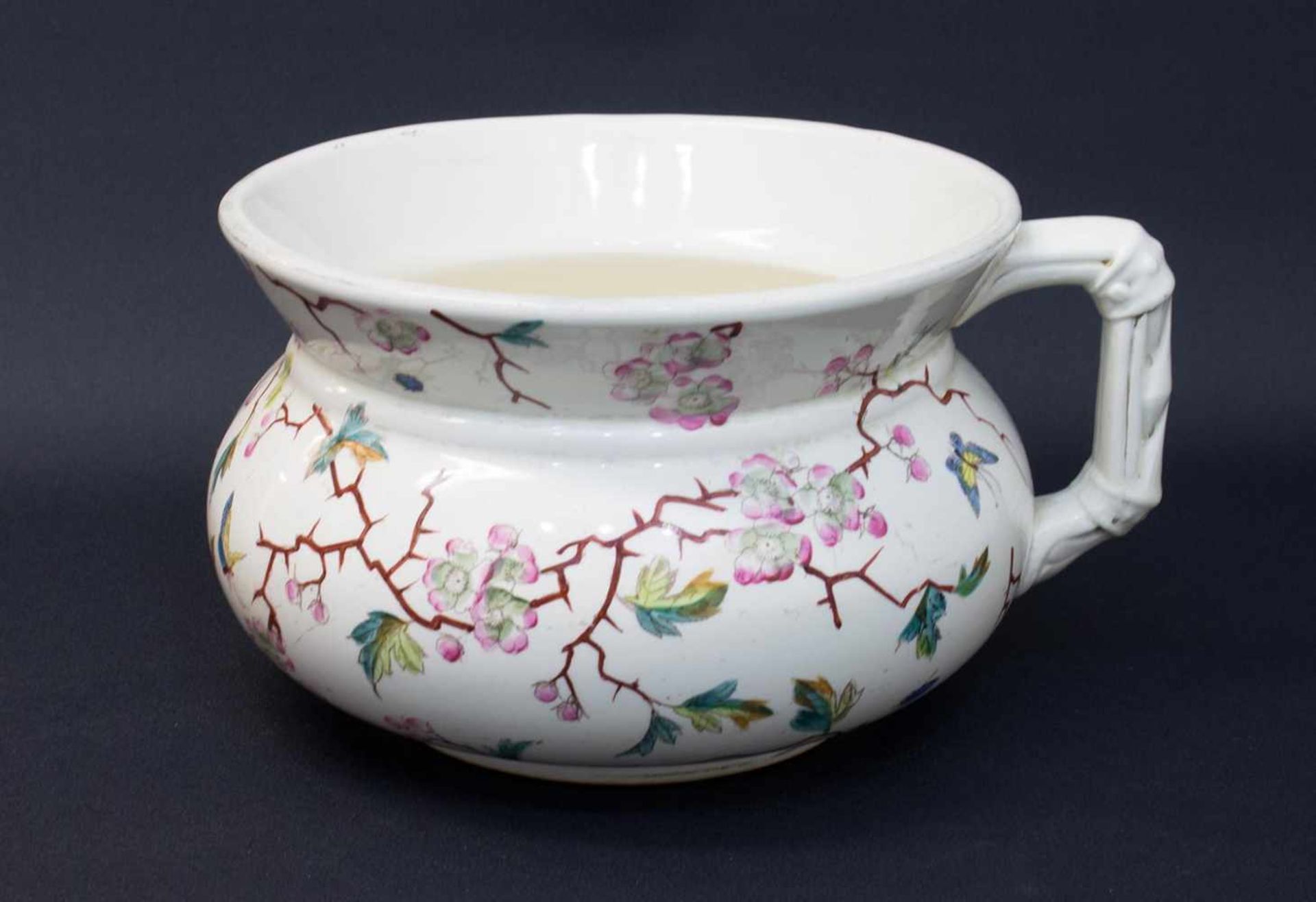 Nachttopf um 1900, weiß glasierte Keramik mit Kirschblütenzweigen im japanischen Stil, D. 20 cm,