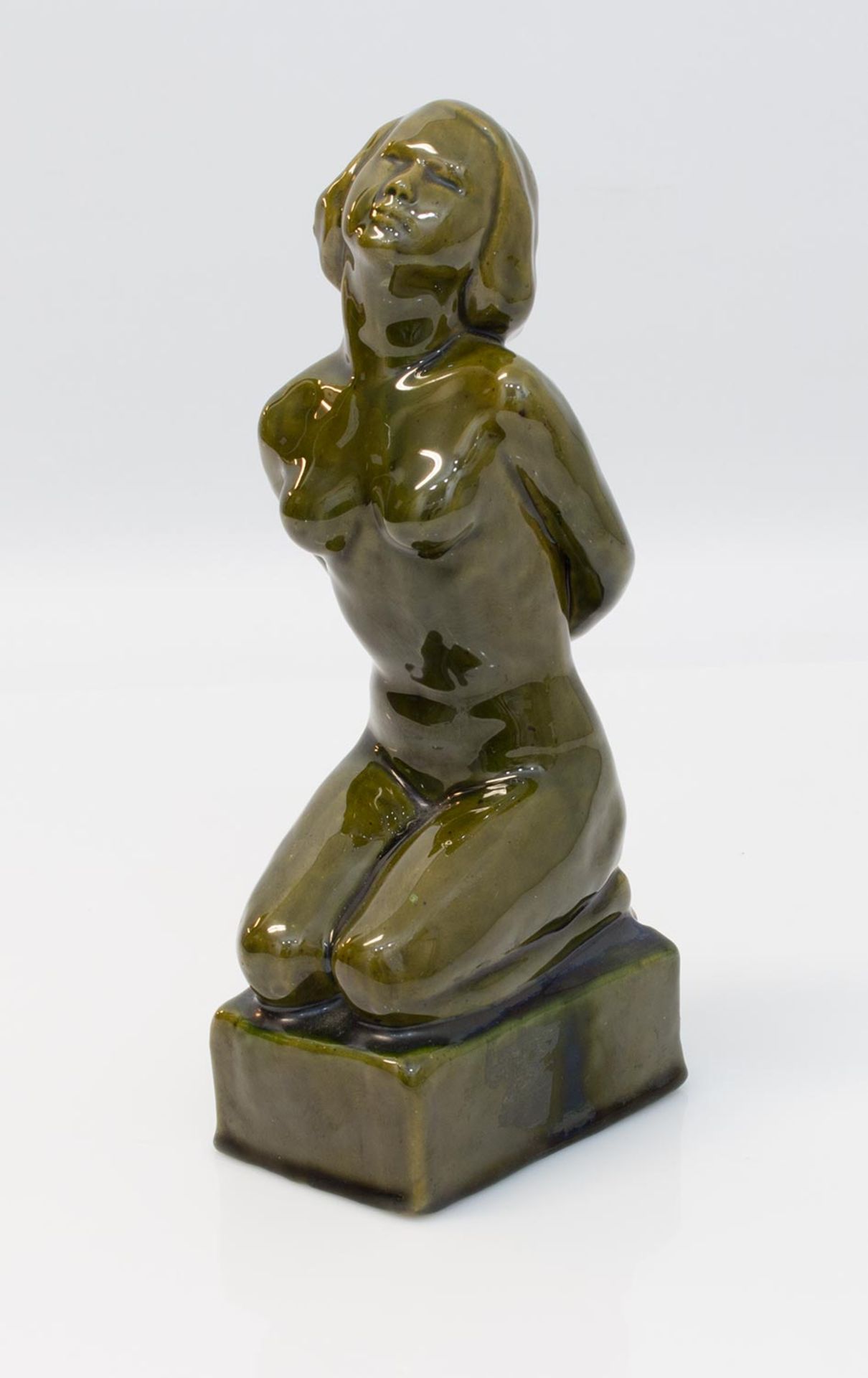 Monogrammist VG (Bildhauer u. Modelleur des 20. Jh.) Weiblicher Akt Keramik, grün glasiert, H. 22