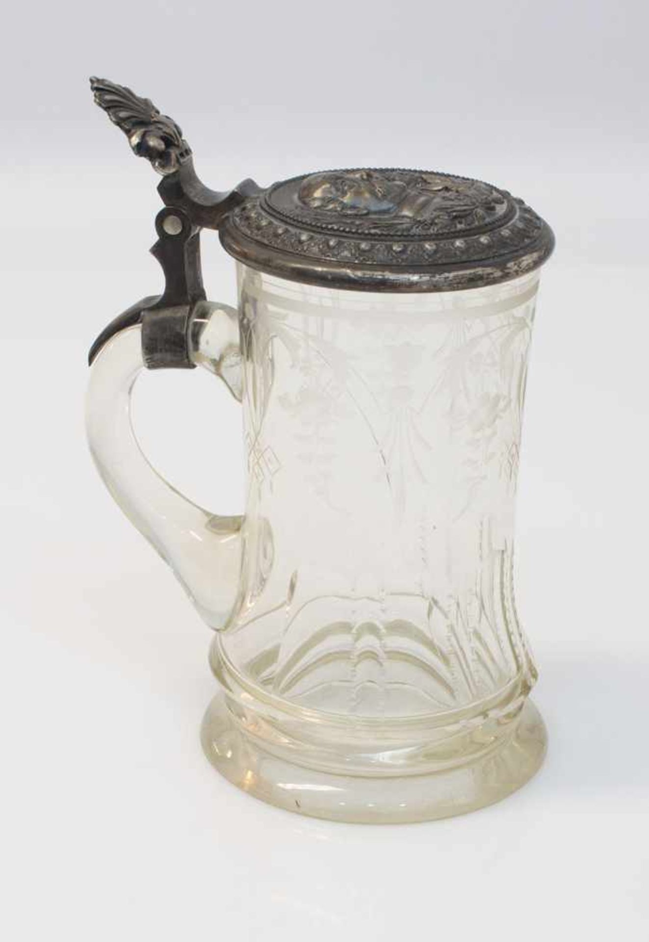 Bierseidel um 1890, geschliffenes u. geätztes Kristallglas mit angesetztem Henkel, versilberter