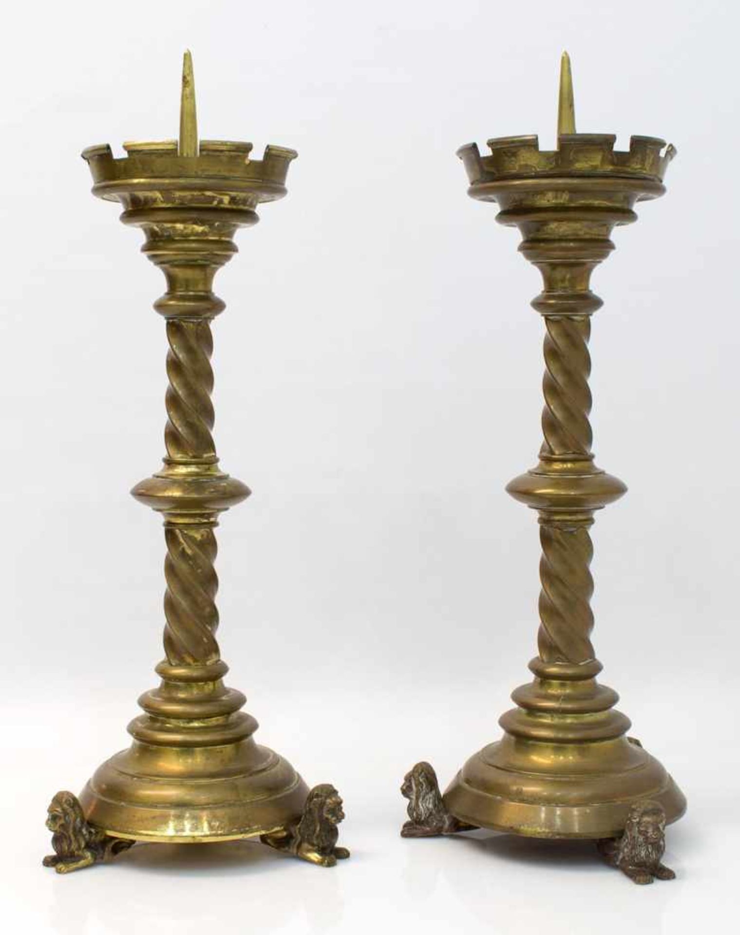 Paar Altarleuchter Historismus um 1890, einflammig auf 3 Löwenfüssen, Bronze, 48 cm