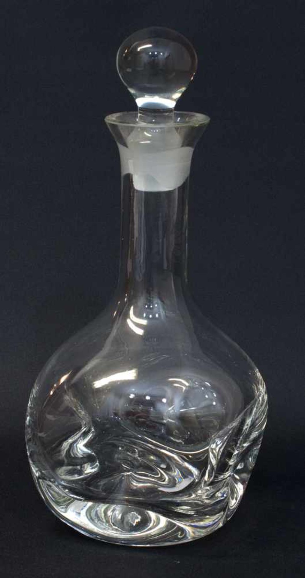 Weinkaraffe Glasdesign 20. Jh., mundgeblasenes Kristallglas, eingeschliffener Stopfen, H. 27 cm,