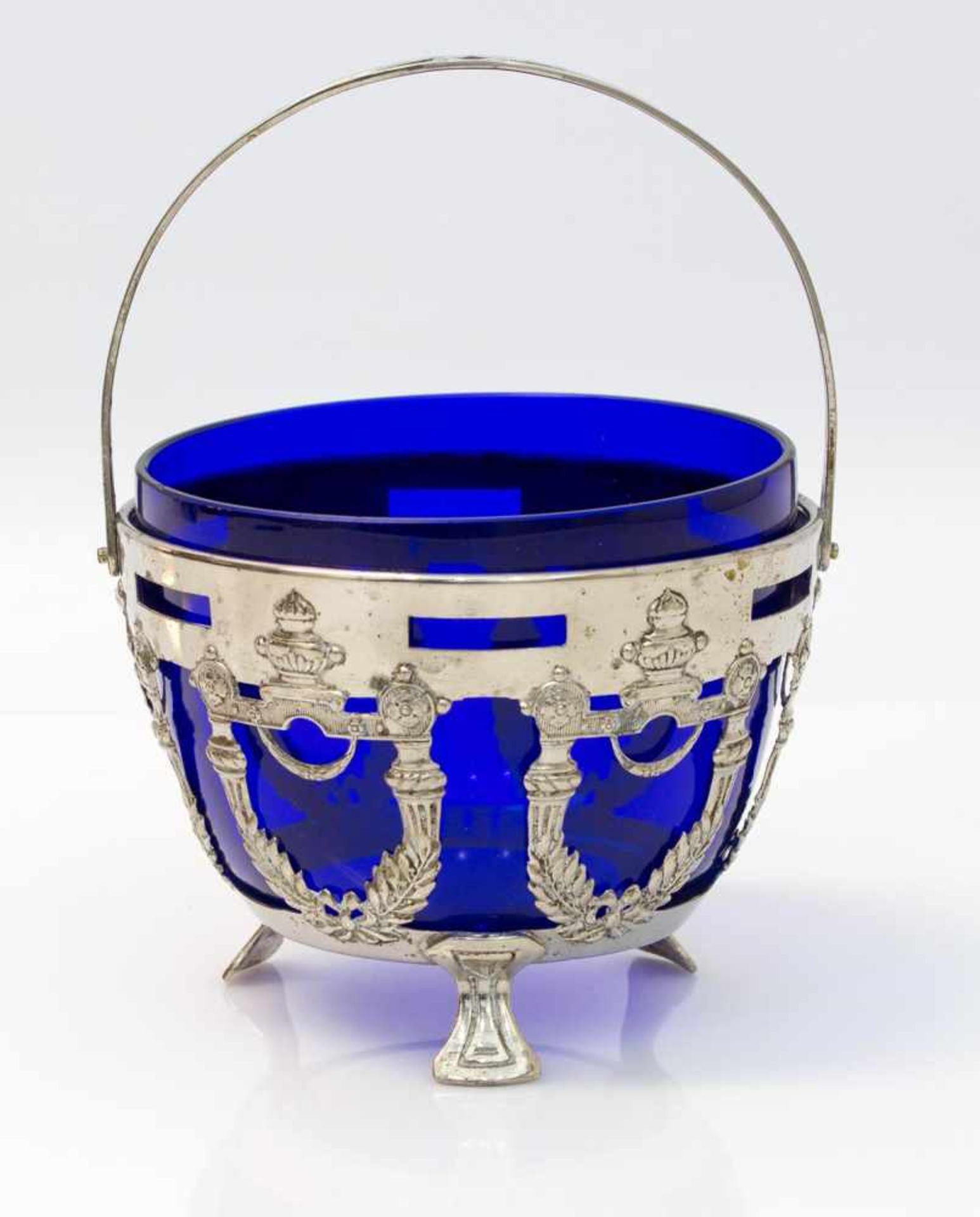 Konfektkörbchen nach 1900, Blauglasschale mit durchbrochener Metallmontierung u. scharniertem