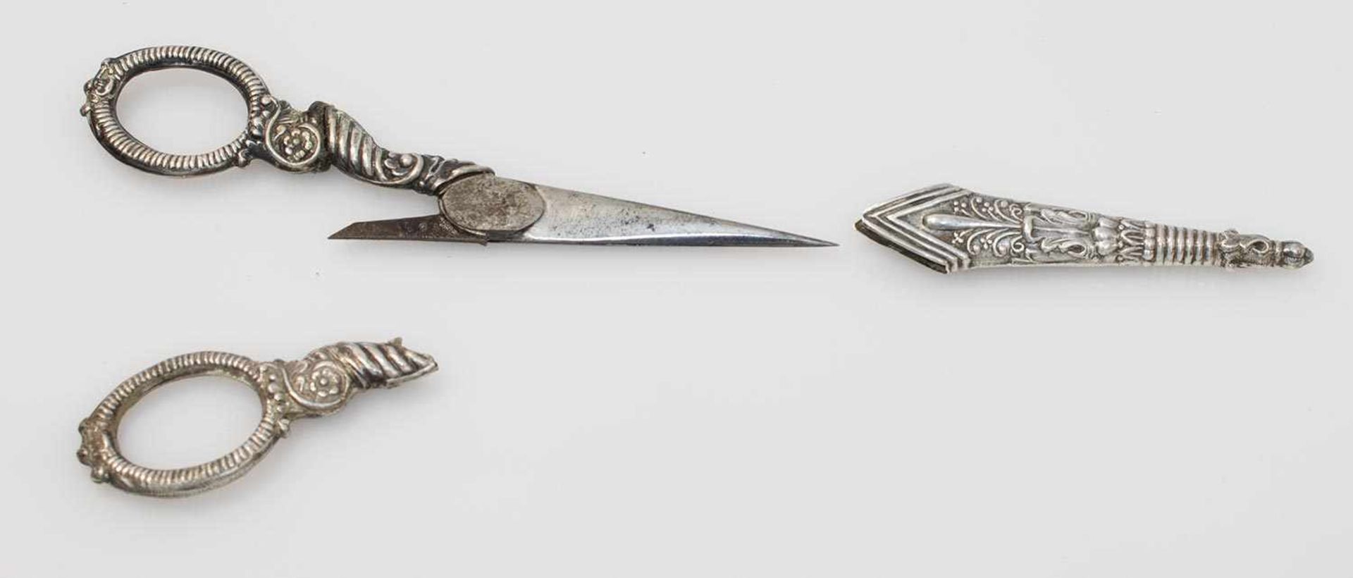 Handarbeitsschere um 1800, Silber (ungest./gepr.), getriebenes Etui, 1 Griff gebrochen, L. 10,5 cm