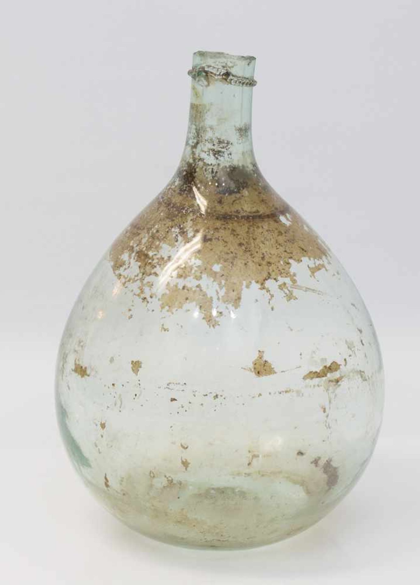 Weinflasche wohl Frankreich um 1800, in Form geblasen, Mündungsabbruch, aufgeschmolzene Kordel am