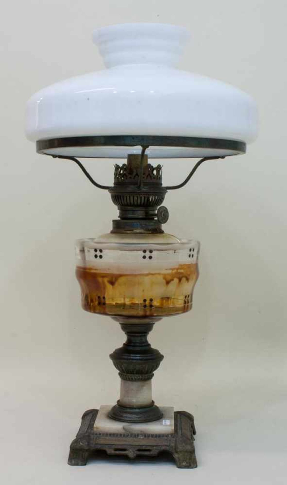 Petroleumlampe um 1910, handbemalter Glaskorpus auf Metallfuß, Milchglasschirm, Zylinder fehlt, H.