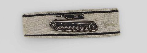 Panzervernichtungsabzeichen II. WK, hohl geprägter Panzer auf Silbergespinstband (Original/