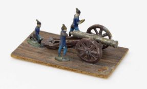 Zinnfigurengruppe preussische Kanoniere mit Kanone, farbig gefasst u. auf Platte montiert, H. 3cm