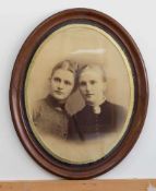 Portraitfoto 1886, ovales Brustportrait zweier Schwestern (geb. 1865 u. 1867), oval gerahmt im