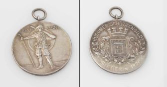 Schützenmedaile "Husumer Schützengilde - Siegerin 1926", an Öse, 950er Silber