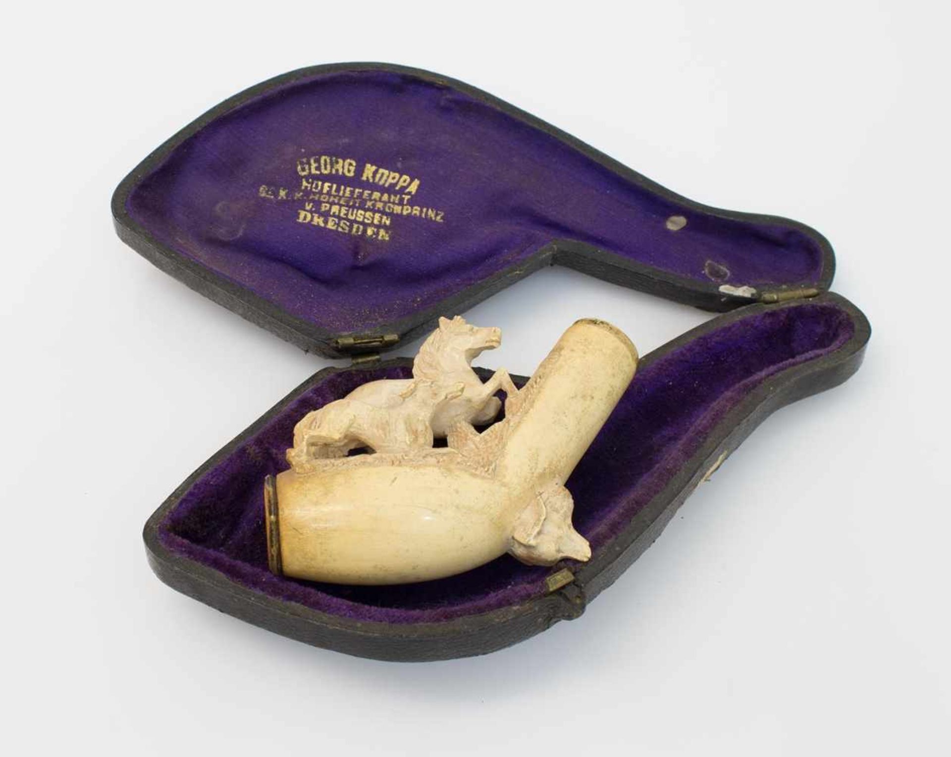 Zigarrenspitze um 1900, geschnittener Meerschaum, bekrönt von einem fliehenden Pferd (1 Bein