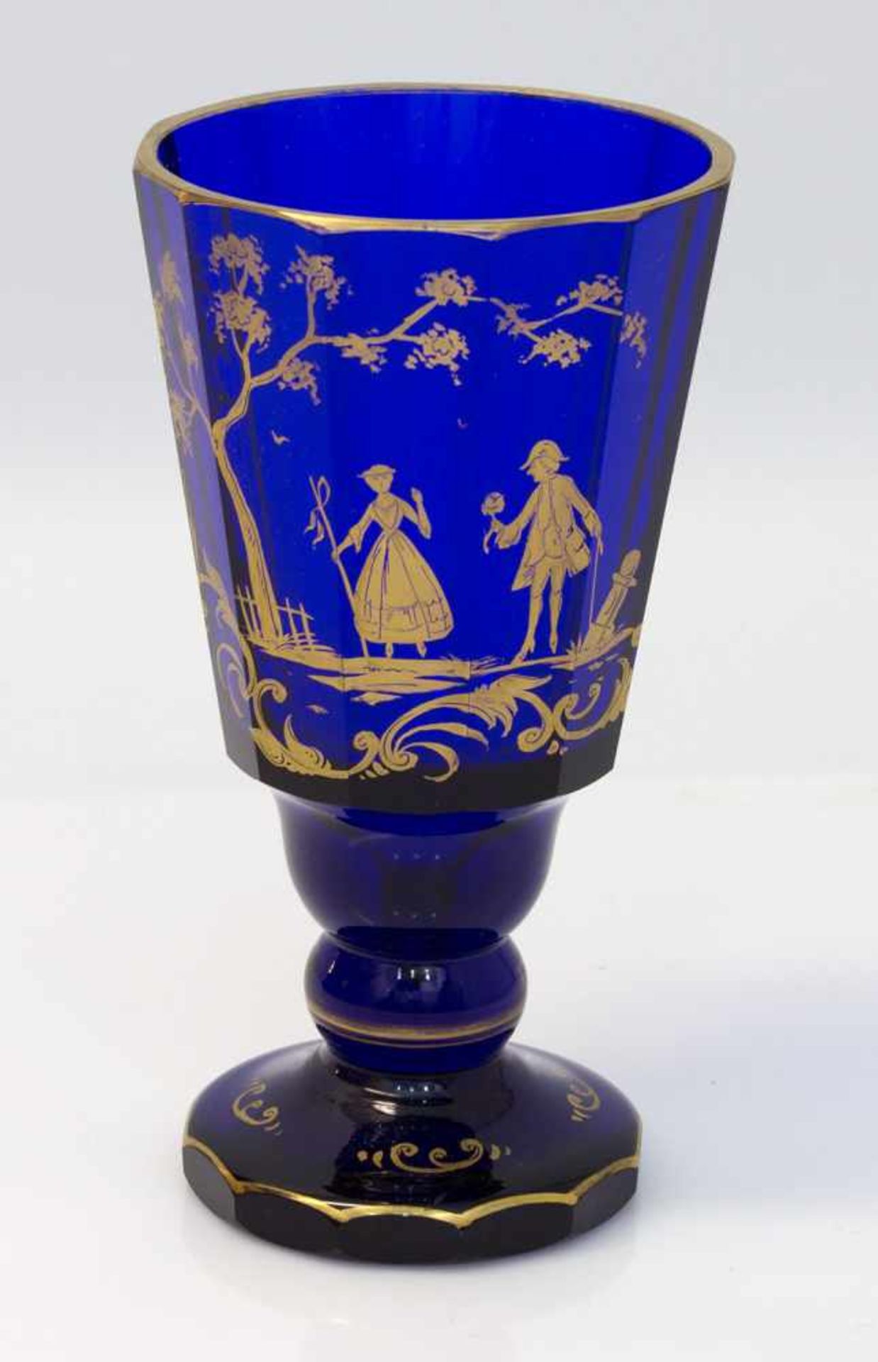 Biedermeier-Pokalglas Mitte 19. Jh., durchgefärbtes Blauglas mit radierter Goldmalerei,