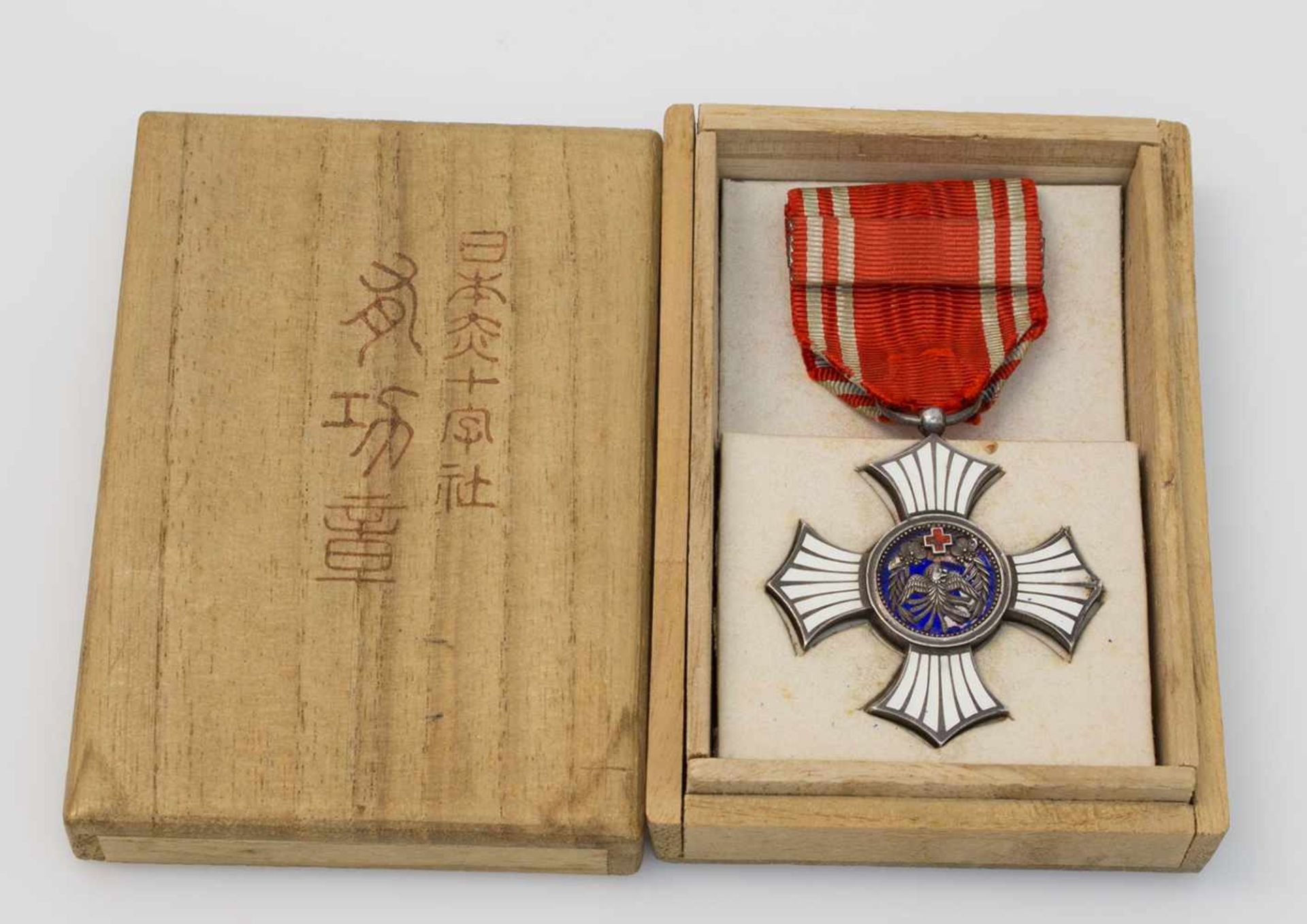 Orden Japan Rot Kreuz - Verdienstorden 2. Kl., Silber, emailliert, am Band, im originalem