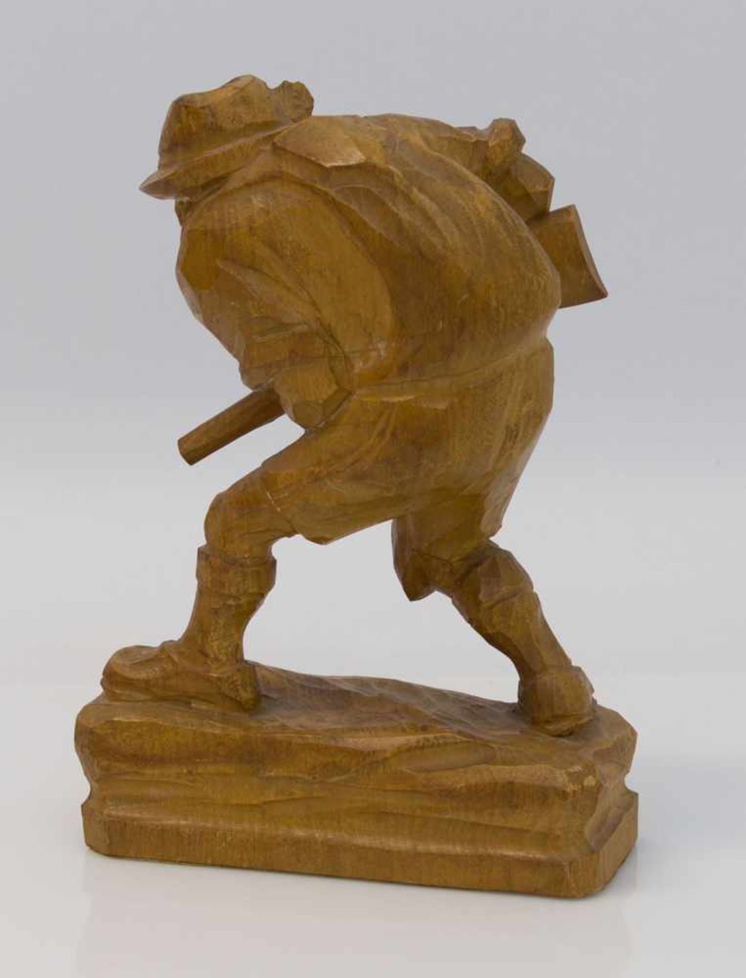 Wilddieb geschnitzte Holzfigur eines Wilddiebes auf der Pirsch, H. 19 cm - Bild 2 aus 2