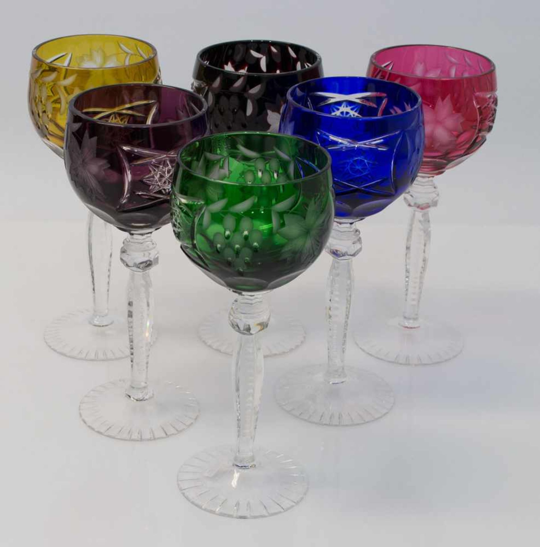 6 Römer Kristallglas, verschiedenfarbig überfangen, handgeschliffener Rebendekor, H. 20 cm