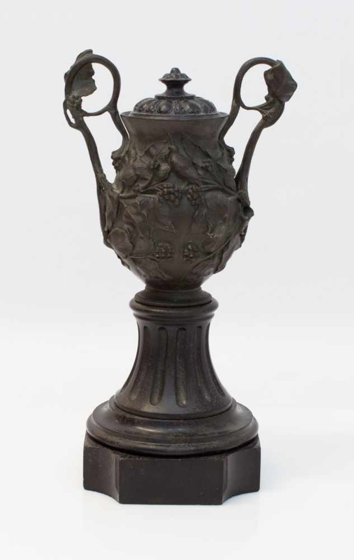 Deckelvase Frankreich 19. Jh., Bronze geschwärzt auf Marmorsockel, floraler halbplastischer Dekor,
