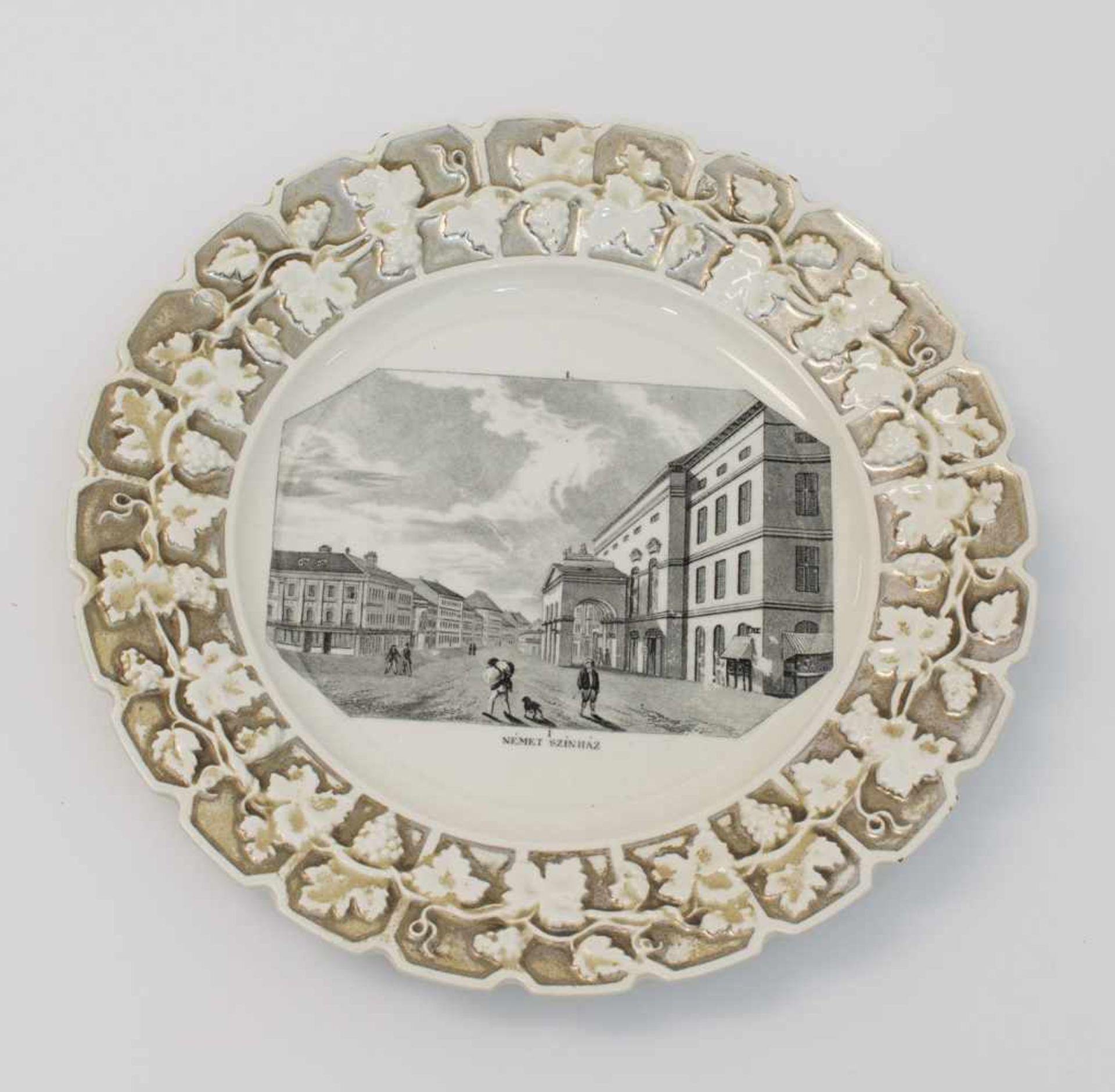 Ansichten Teller um 1840, Weißporzellan mit reliefierter Fahne, Kupferdruckdekor des "Német szinhàz"
