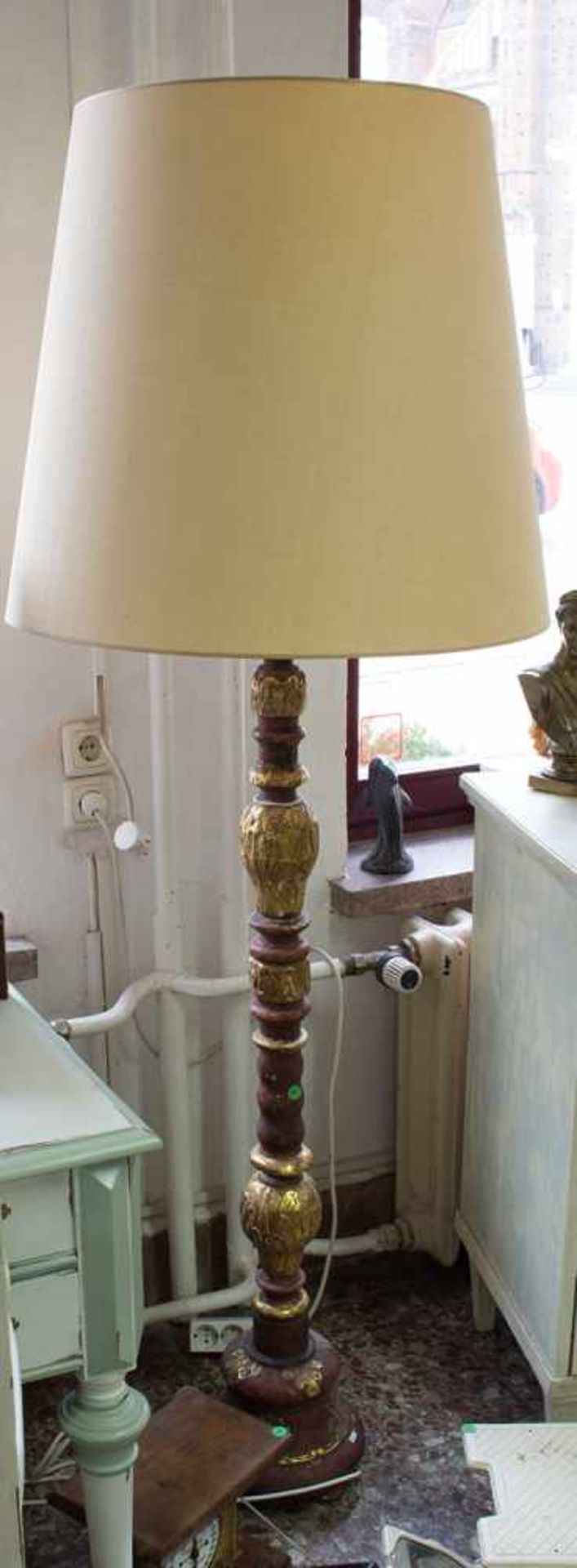 Stehlampe auf orientalischer, gedrechselter und farbig gefasster Säule, z.T. Goldstaffage, 2flammig,