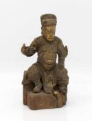 Chinesische Holzschnitzerei 19. Jh., Sitzender Krieger (Waffe fehlt), Reste von Vergoldung, auf