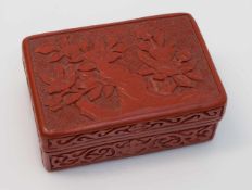 Rotlackdose China, 20. Jh., Bambus schwarz u. rot lackiert, reliefierter umlaufender Dekor, 10,5 x