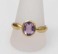 Damenring 333er GG, 3 g, Ringschiene im Verlauf, ovaler Ringkopf mit einem geschliffenen Amethyst,