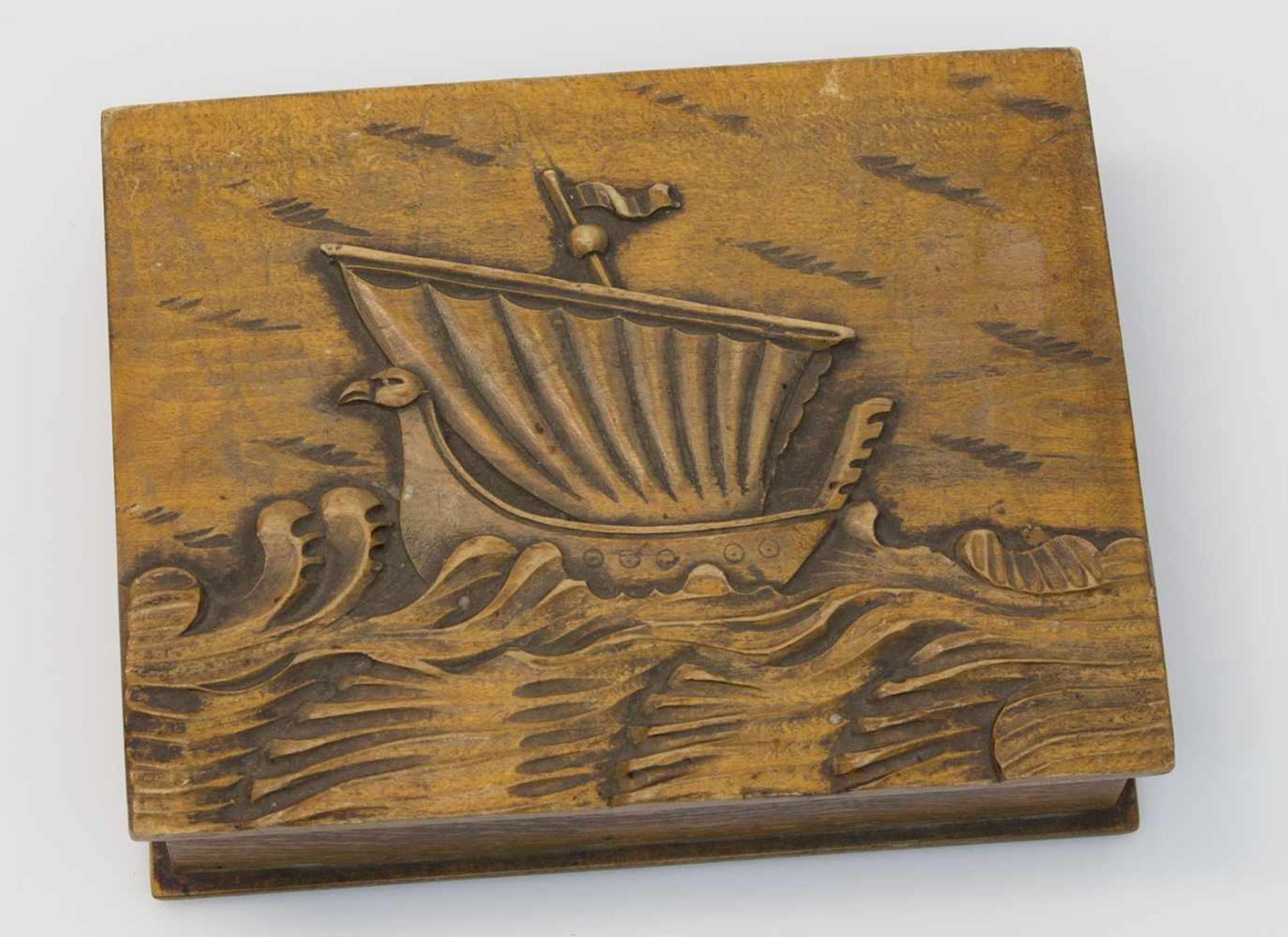 Holzkasten III. Reich, Decklel mit geschnitztem Wikingerschiff, für Orden u. Abzeichen, 13 x 17 x